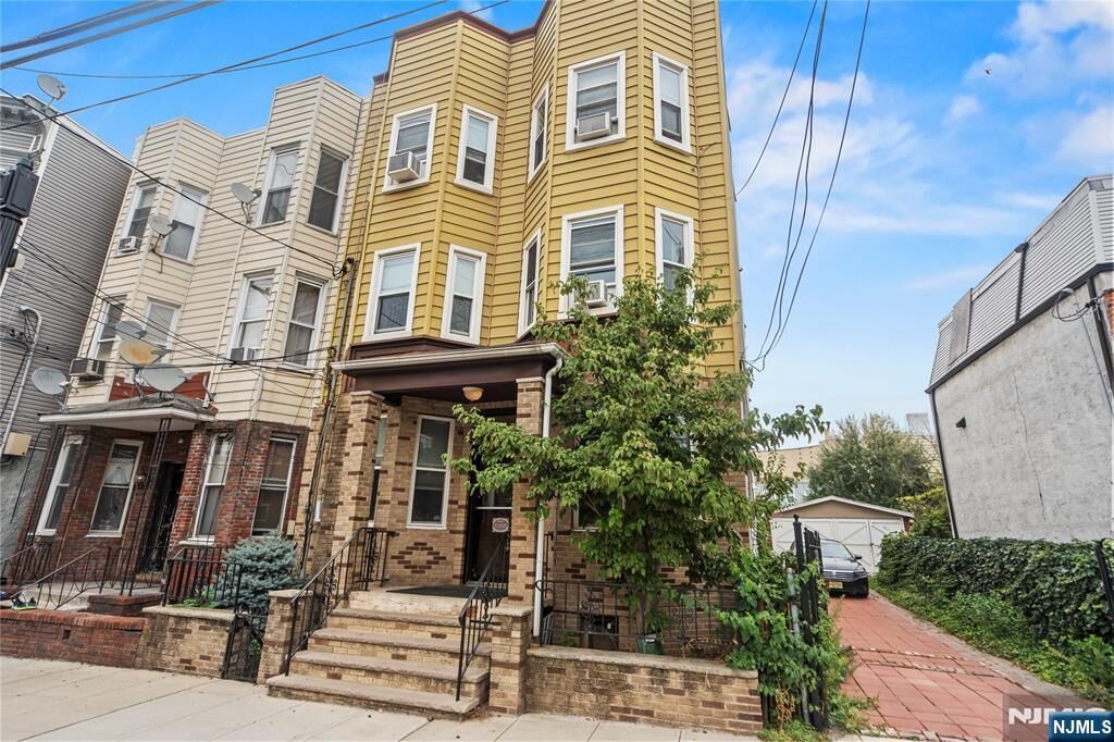 Property Photo:  1810 Palisade Avenue 2L  NJ 07087