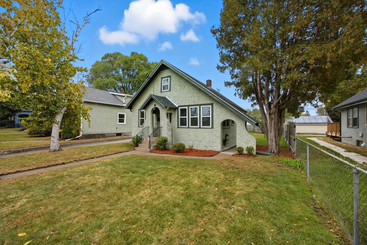 Property Photo:  999 Minnehaha Avenue W  MN 55104
