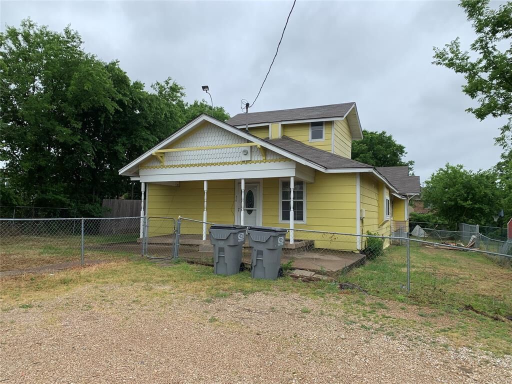 Property Photo:  830 E Brown Street  TX 75098