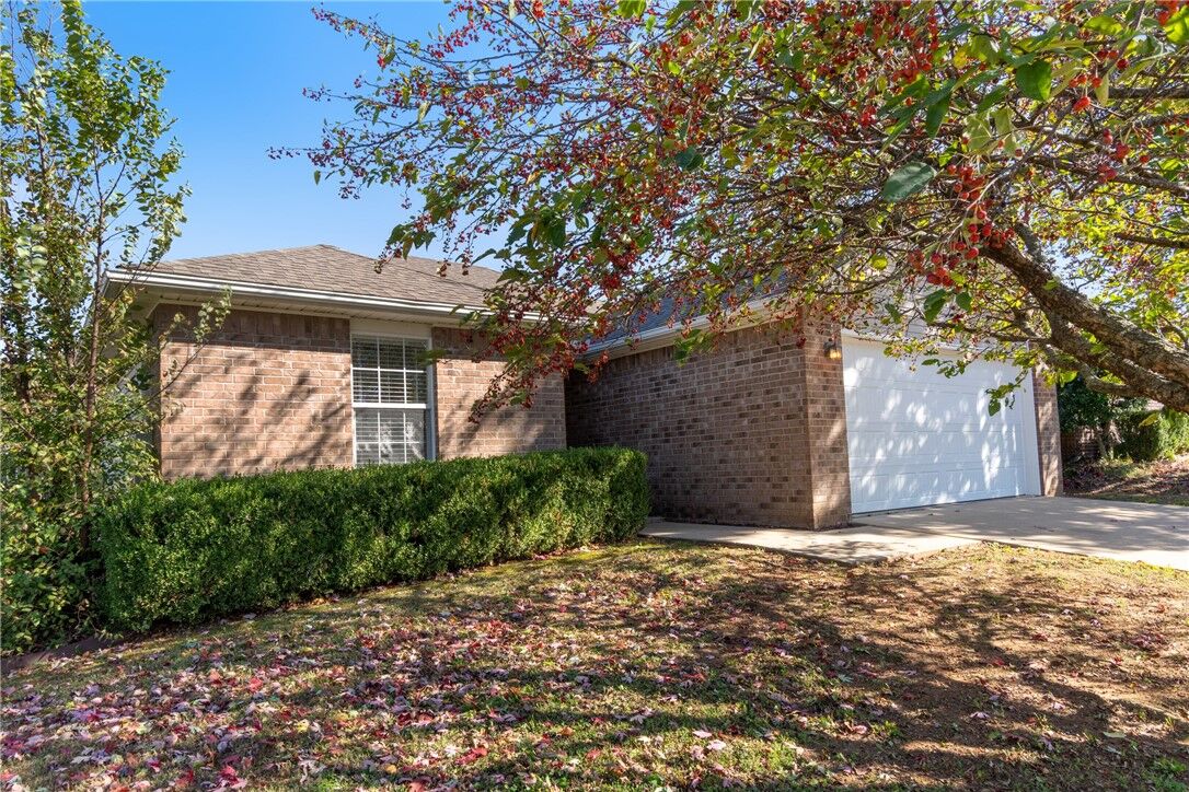 Property Photo:  905 SW Apache Court  AR 72712