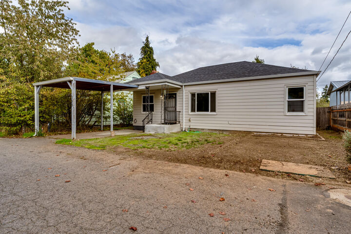 Property Photo:  155 N McKinley Street  OR 97402 