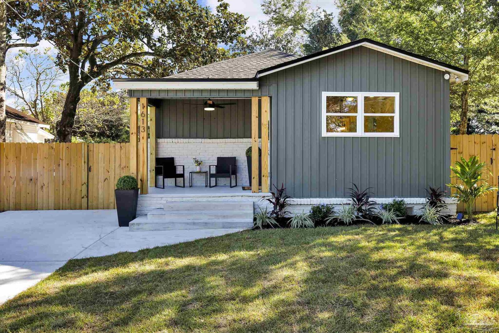 Property Photo:  1613 E De Soto St  FL 32501