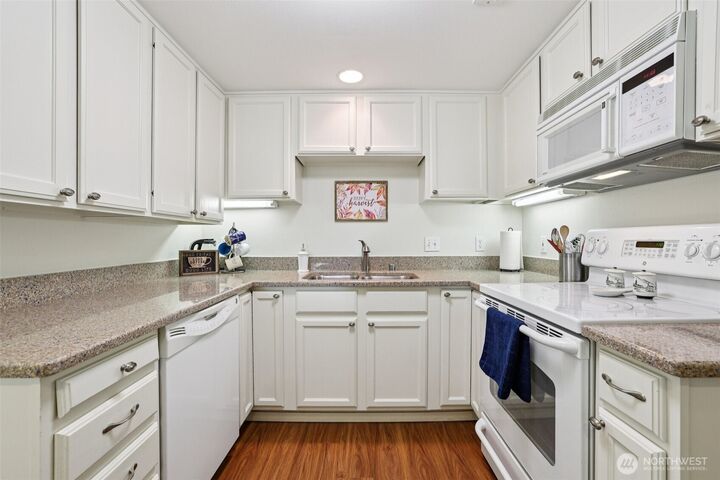 Property Photo:  4109  224th Lane SE 207  WA 98029 