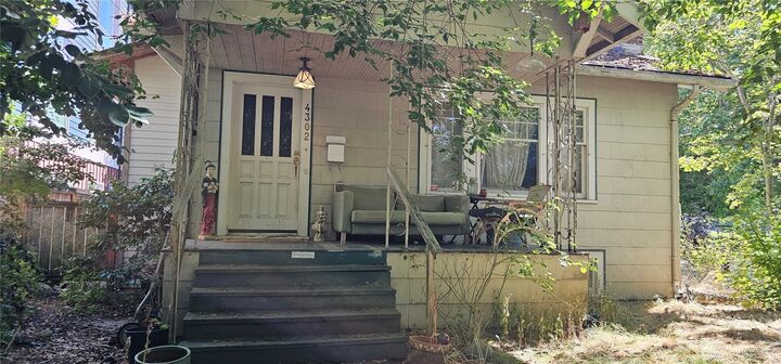 Property Photo:  4302  Woodlawn Avenue N  WA 98103