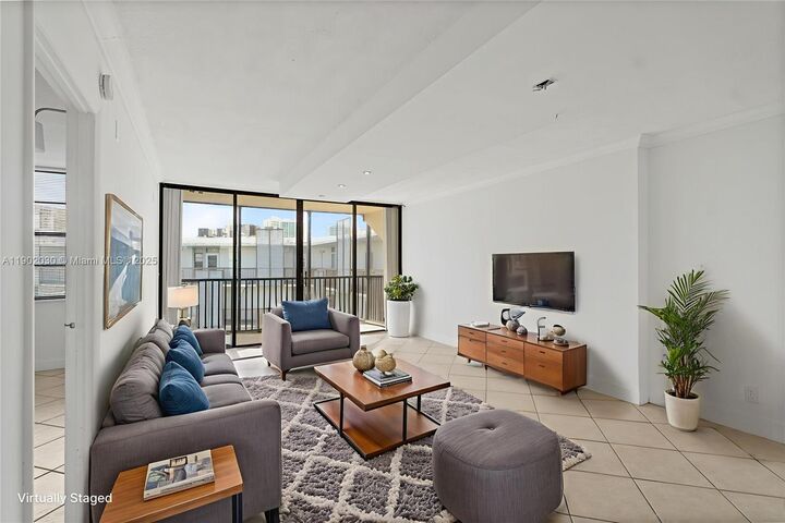Property Photo:  3475 N Country Club Dr 814  FL 33180