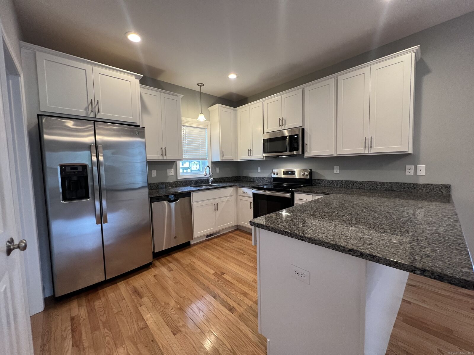 Property Photo:  39 Eden Avenue 1  CT 06489 