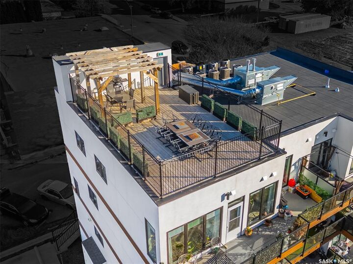 Property Photo:  811 Hilliard Street W  SK S7M 0G5 