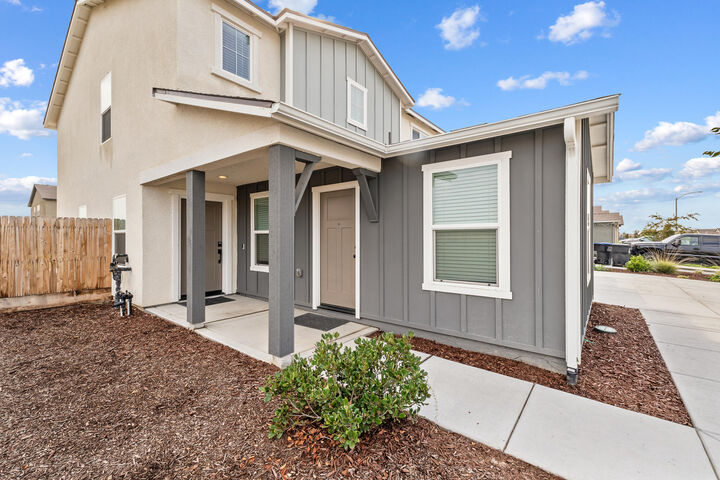 Property Photo: 1109 E Elkhorn Avenue CA 93292