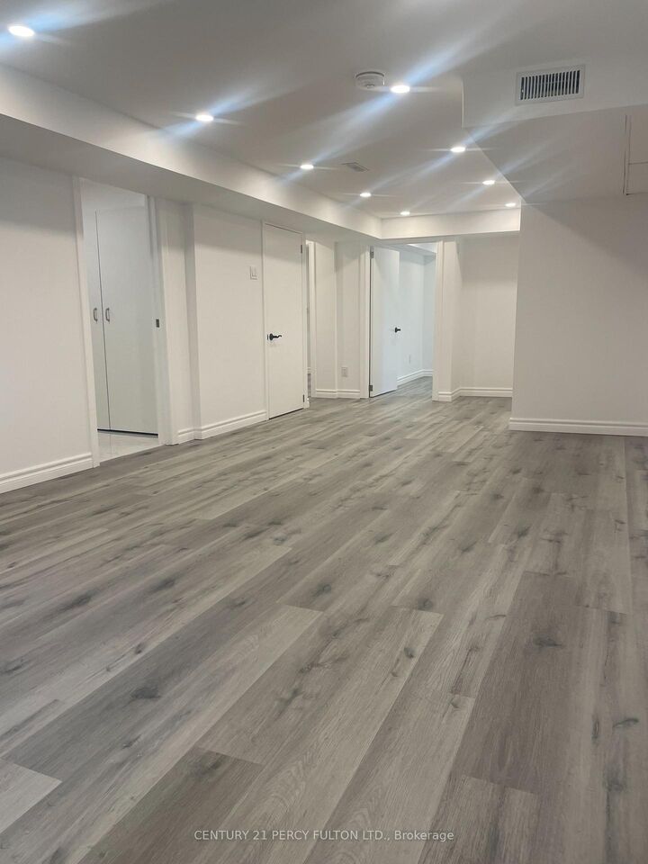 Property Photo:  18 Flempton Crescent Lower  ON M1K 3B4