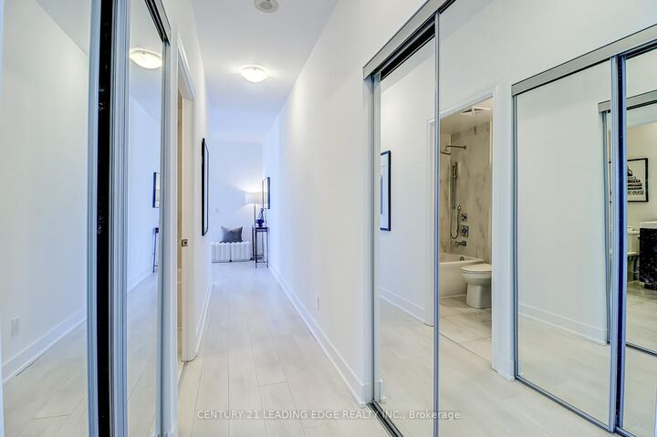 Property Photo:  318 Richmond Street 3904  ON M5V 0B4