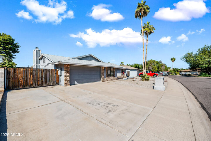 Property Photo: 1704 W Rosal Drive AZ 85224