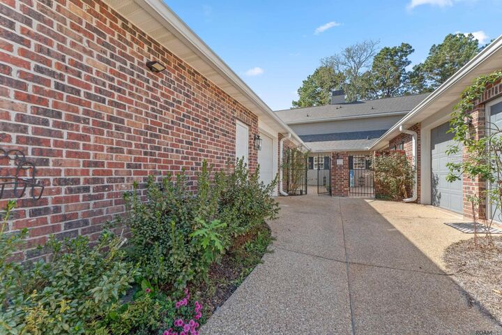 Property Photo: 6096 Beechgrove Ln LA 70775