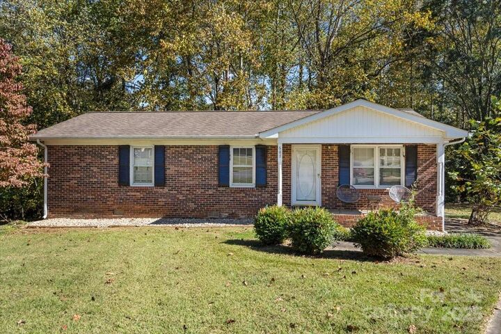 Property Photo:  607 Blythe Street  NC 28152 