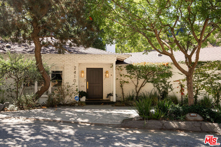 Property Photo:  2410 E Nichols Canyon Rd  CA 90046