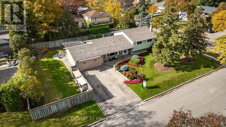 Photo de la propriété:  2 Pine Cliff Drive  ON L5N 1E1