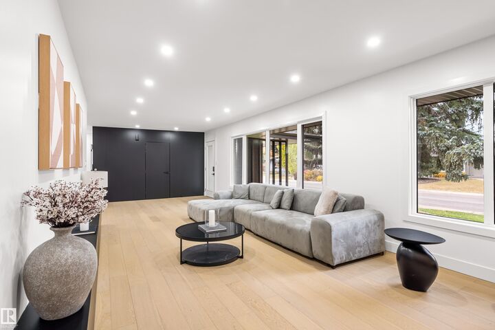 Photo de la propriété:  4803 144 Street NW  AB T6H 4G9