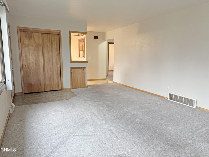 Property Photo:  2516 Kimberly Avenue  ND 58501