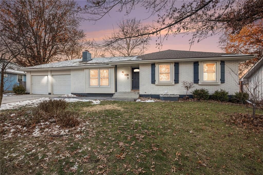 Property Photo:  200 SE Wingate Street  MO 64063 