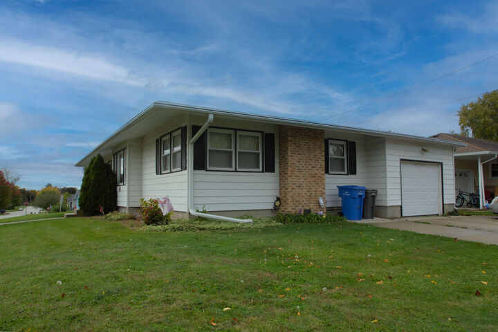 Property Photo:  908 Franklin St  WI 53094