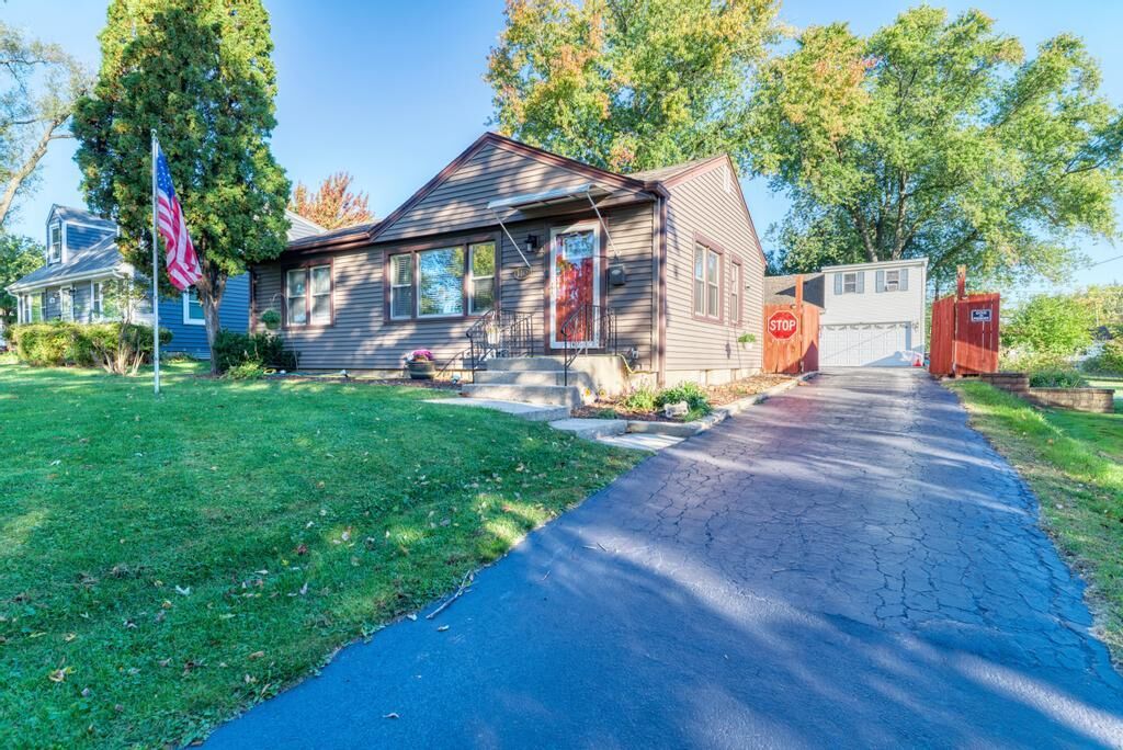 Property Photo:  140 W Sunset Avenue  IL 60148 