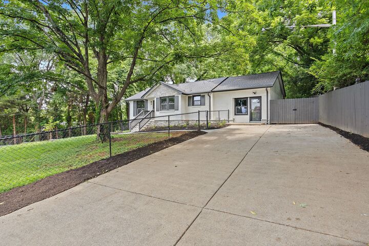 Property Photo: 712 Dover Rd TN 37211