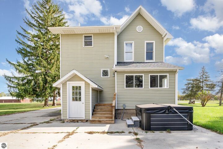 Property Photo:  706 S Lincoln Avenue  MI 48801 