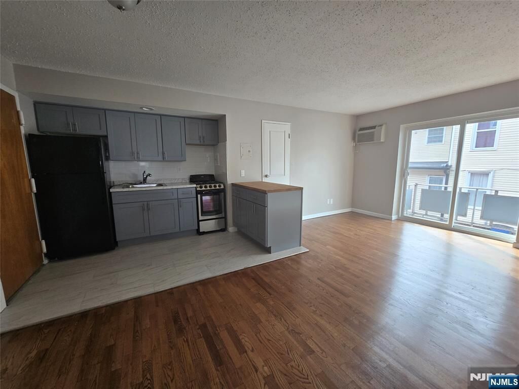Property Photo:  75 Sussex Street 1A  NJ 07601