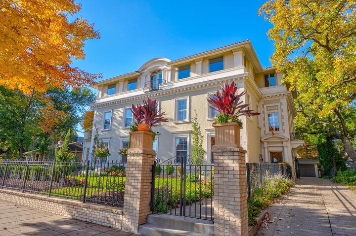 Property Photo:  421 Summit Avenue 3  MN 55102 