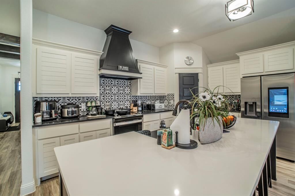 Property Photo: 929 Tesslynn Avenue TX 76044