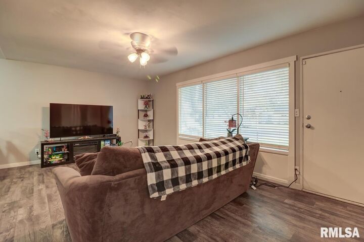 Property Photo:  807 W 18th Street  IL 61081