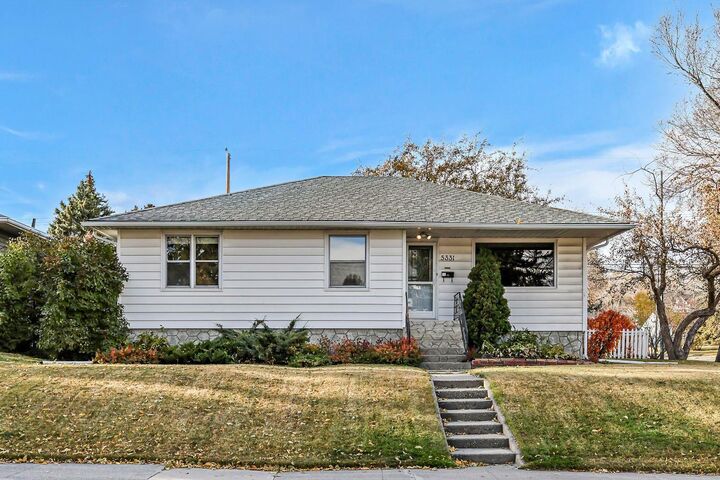 Photo de la propriété:  5331 Buckthorn Road NW  AB T2K 2Y2