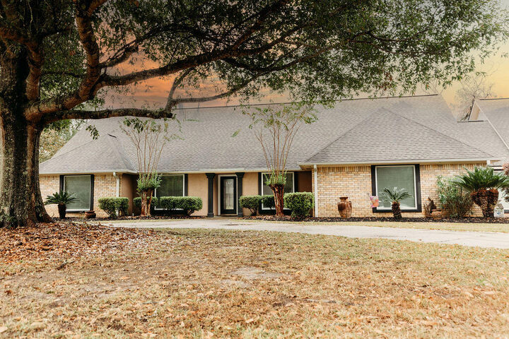 Property Photo:  2600 Robert E Lee Dr  LA 70634 