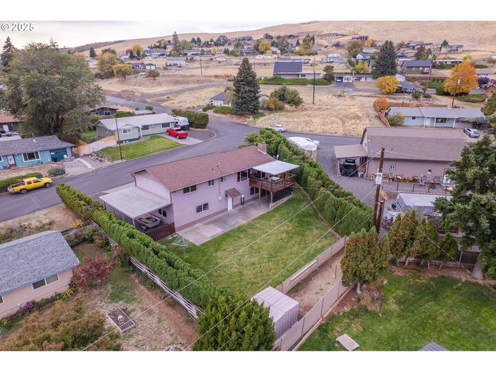 Property Photo:  1023 Maple St  OR 97058