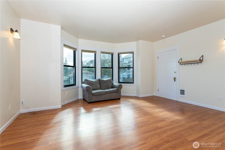 Property Photo:  3010 E Spruce Street Upper  WA 98122