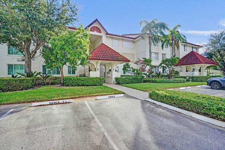 Property Photo:  107 Half Moon Circle H1  FL 33462