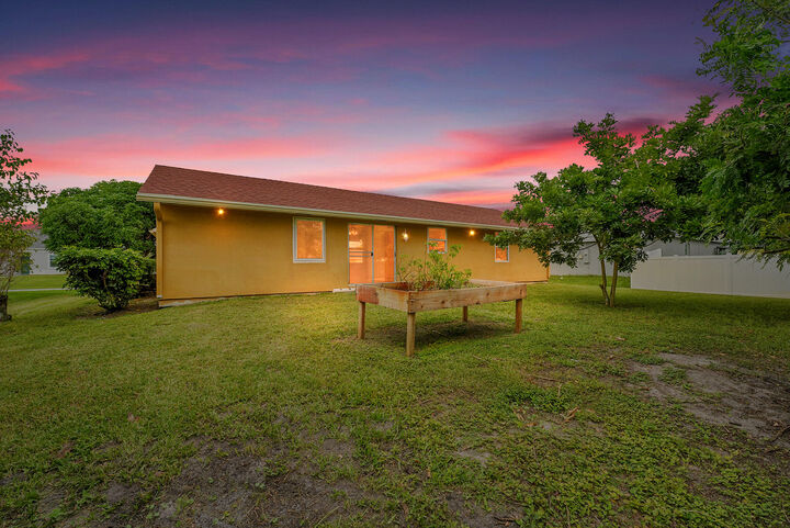 Property Photo: 1652 SW Crawford Avenue FL 34953