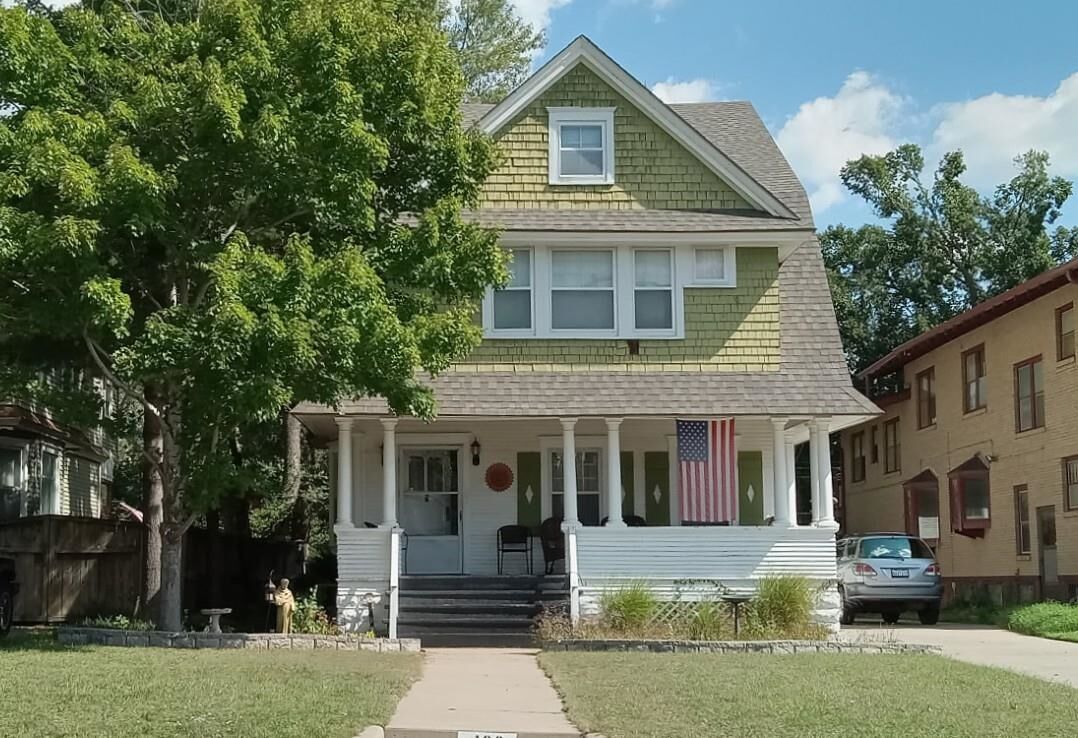 Property Photo:  122 S Circle Dr  KS 67218