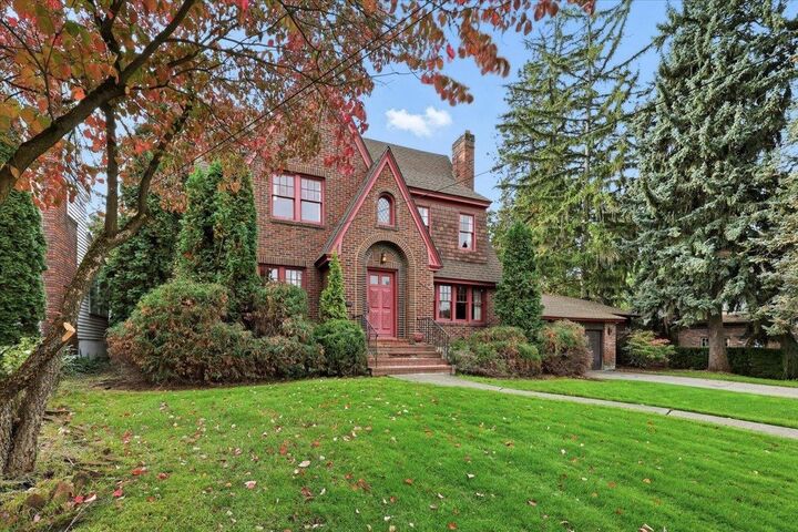 Property Photo:  1016 E Overbluff Rd  WA 99223