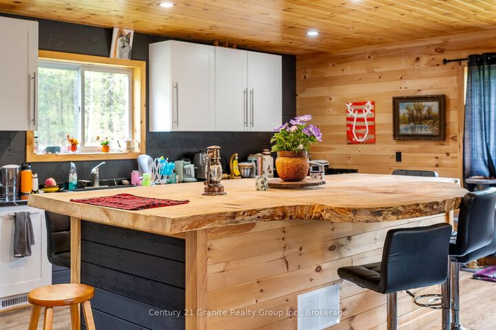 Photo de la propriété:  10498 Highway 118 N/A  ON K0M 1J0