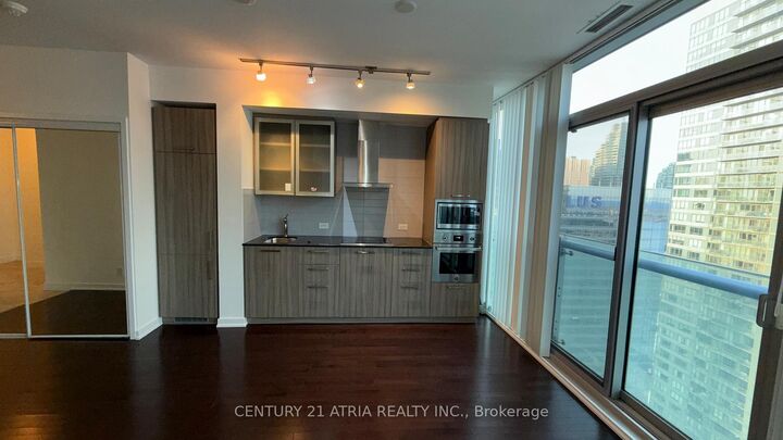 Photo de la propriété:  14 York Street 4012  ON M5J 0B1 