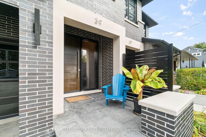 Property Photo: 39 Oakwood Avenue N ON L5G 3L8