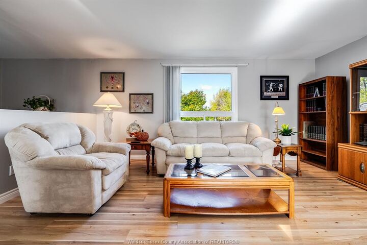 Photo de la propriété:  1587 Oakwood  ON N8L 1C8