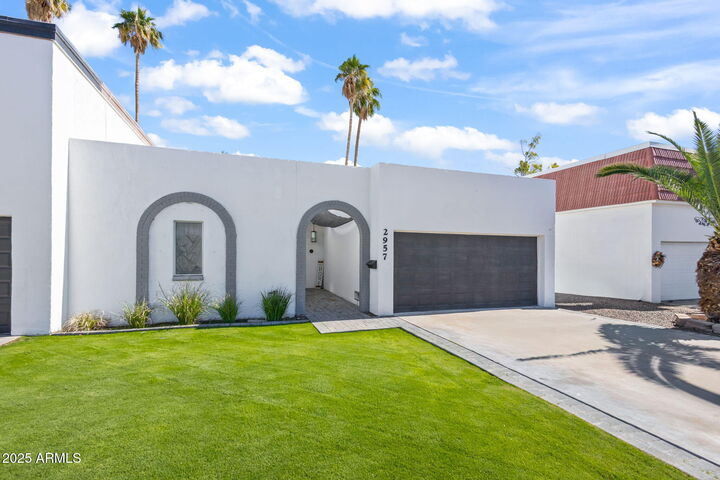 Property Photo:  2957 S Country Club Way  AZ 85282 