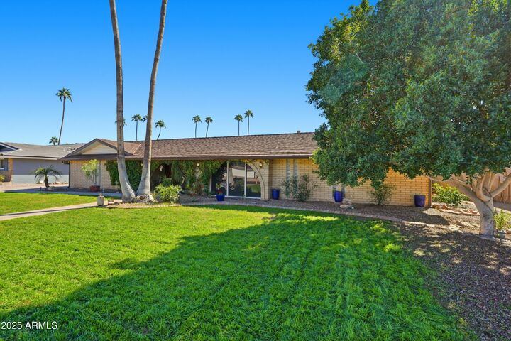 Property Photo:  19 E Canterbury Court  AZ 85022 