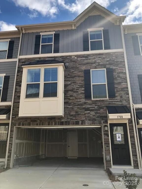 Property Photo:  1708 Town Oak Lane  NC 28205