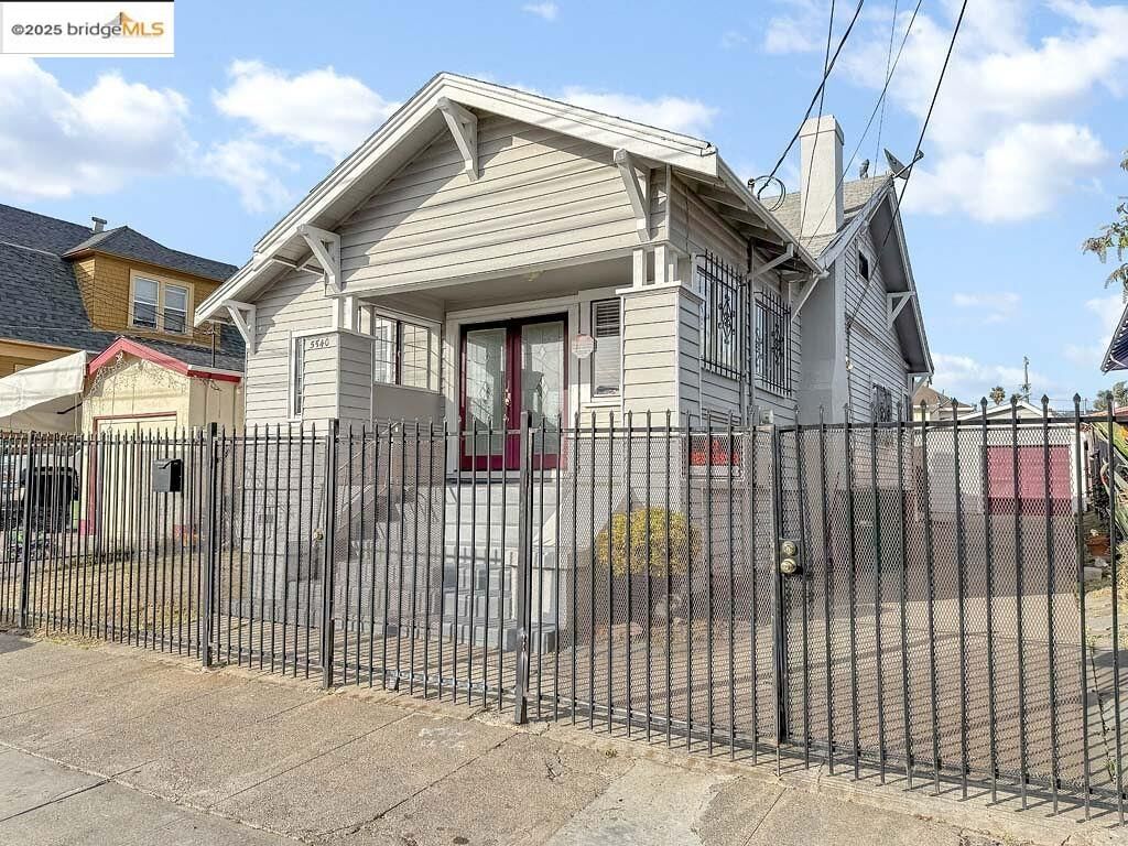 Property Photo: 5540 E 17th St CA 94621