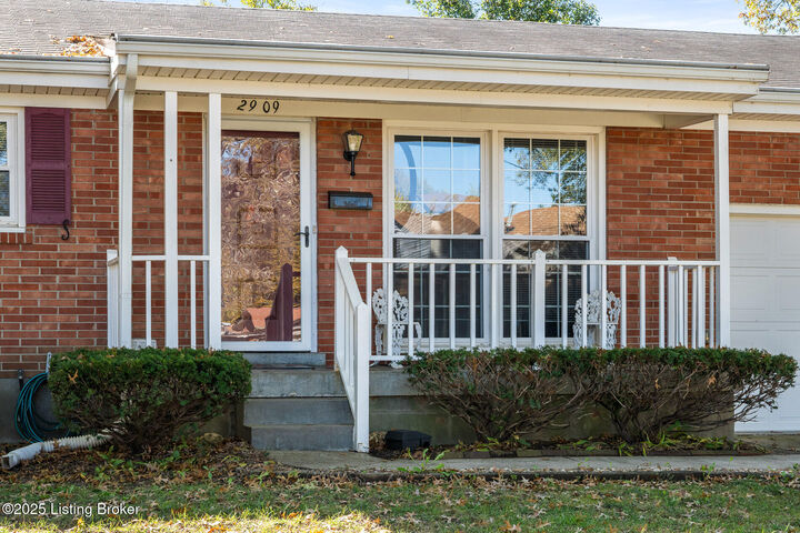 Property Photo: 2909 Wallingford Ct KY 40218