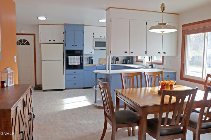 Property Photo:  906 Avenue B W  ND 58501