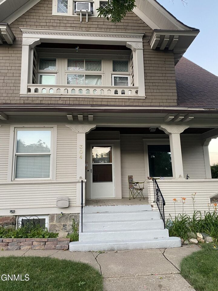 Property Photo:  304 6th Avenue NW  ND 58554
