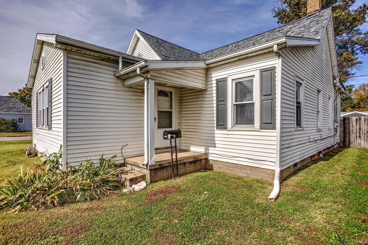 Property Photo:  1722 E Division Street  IN 47711 